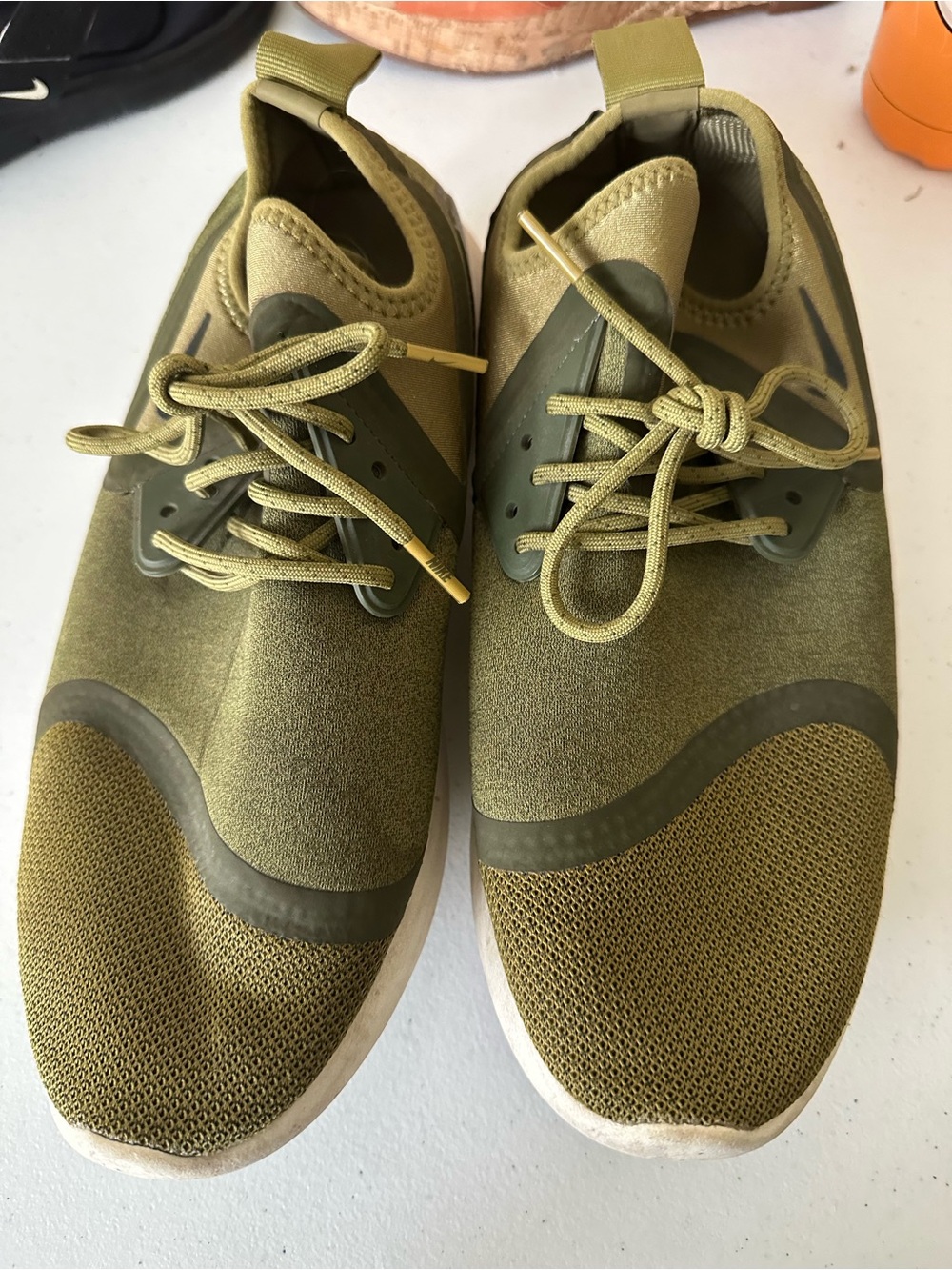 Nike Men's Lightweight Olive Green Athletic Sneakers size 8.5 pre owned